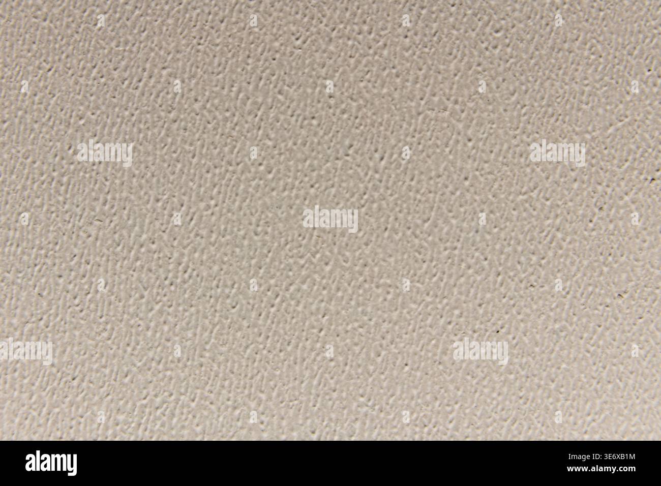 Gedämpfte Oberfläche in Beige und Taupe mit abstrakter Struktur und dezenter, ungleichmäßiger Variation für diffuses Licht und samtige Tiefe für Design Stockfoto