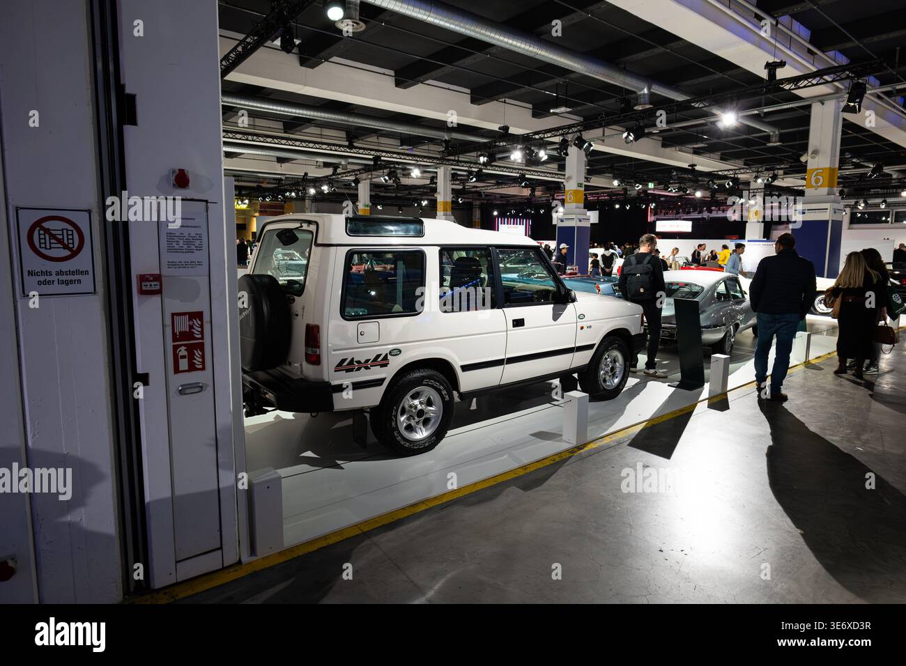 Zürich, Schweiz, 10. Oktober 2025. Ein klassischer, weißer Land Rover Discovery der ersten Generation mit 3 Türen auf der Auto Zurich Automobilausstellung Stockfoto