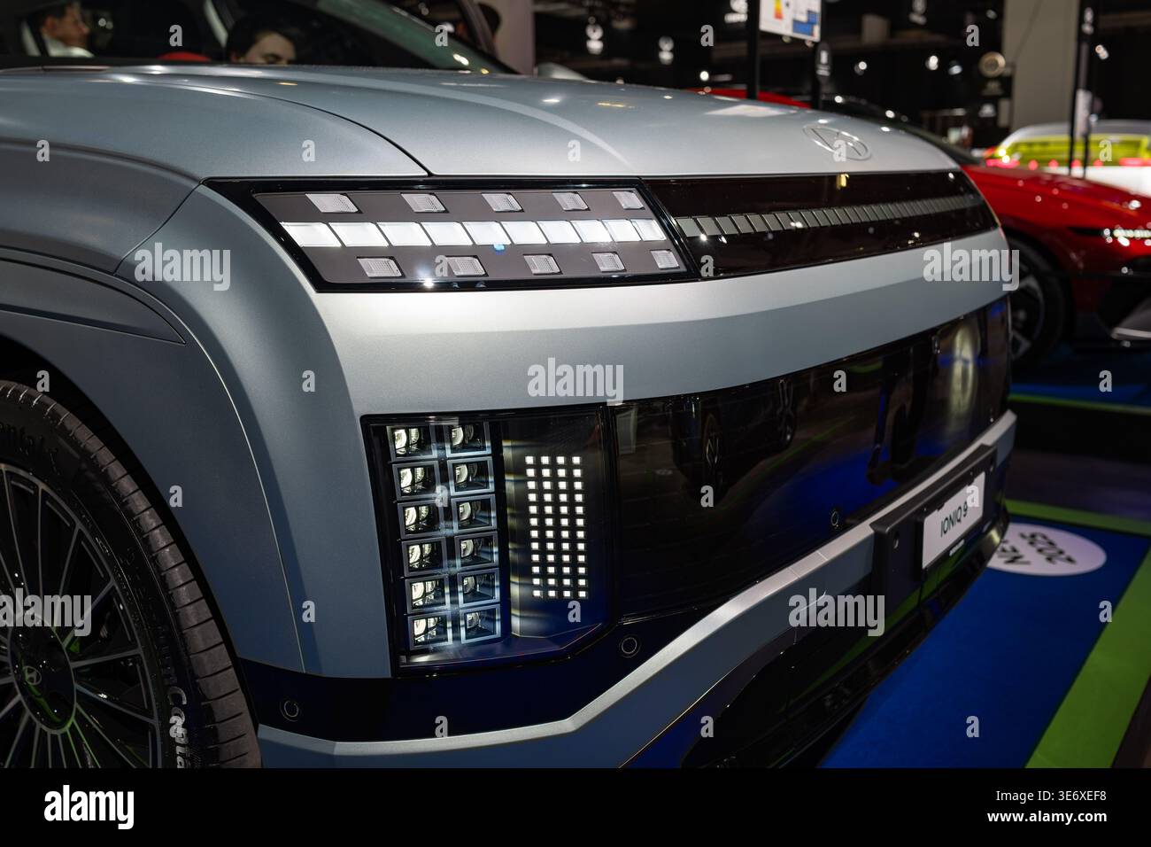 Zürich, Schweiz, 10. Oktober 2025. Detailaufnahme der Parametric Pixel LED-Scheinwerfer an einem silbernen Hyundai IONIQ 9 auf der Zürcher Auto Show Stockfoto