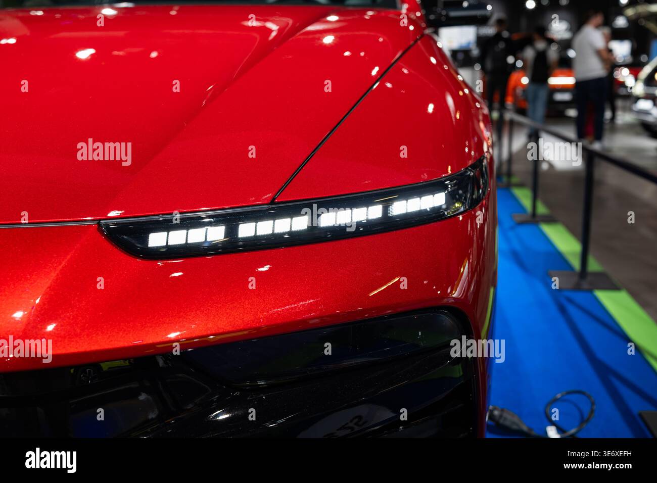 Zürich, Schweiz, 10. Oktober 2025. Detailaufnahme der Parametric Pixel LED-Tagfahrlichter an einem roten Hyundai Ioniq 6 auf der Zurich Auto Show Stockfoto
