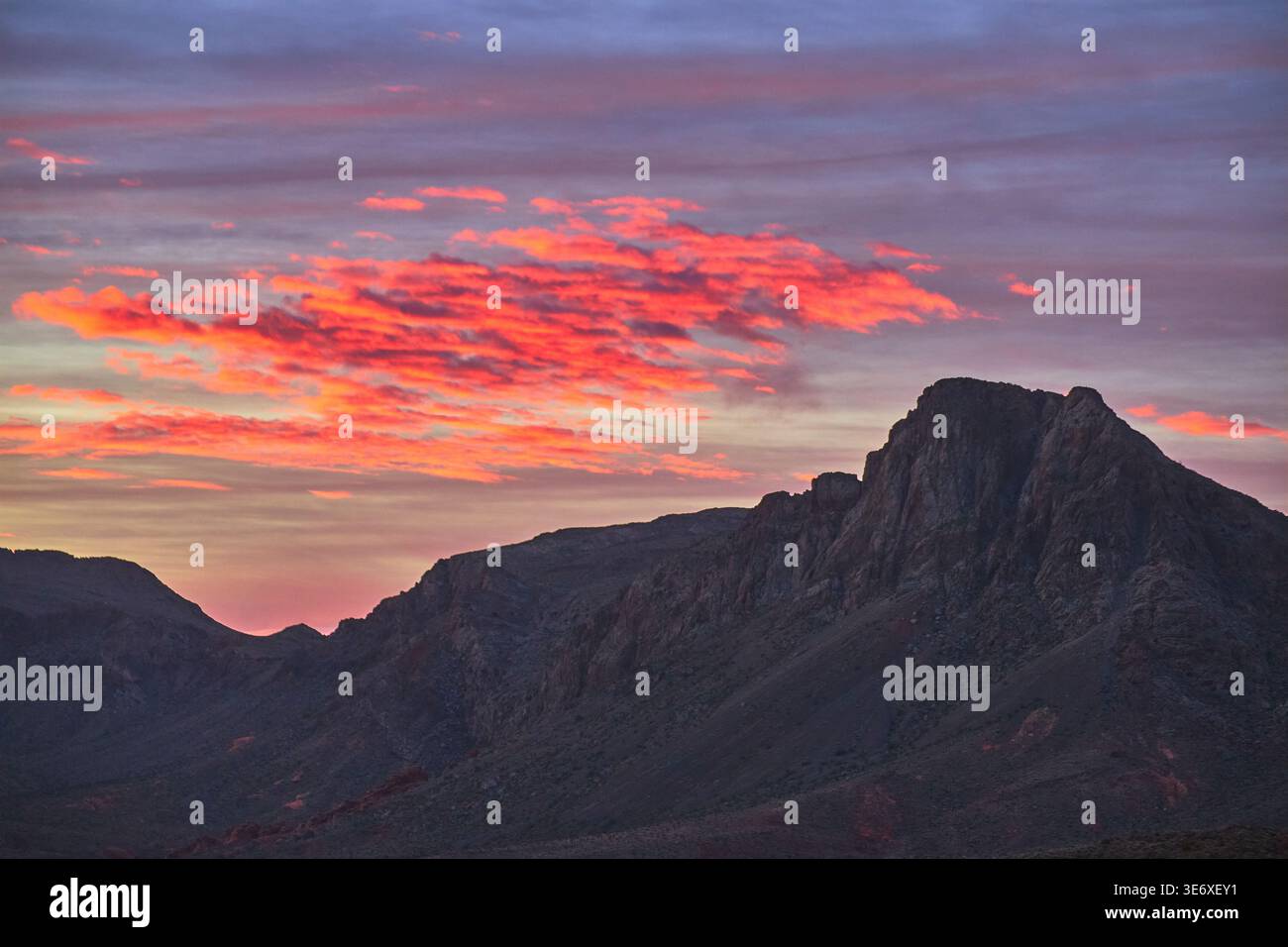 Sonnenaufgang Desert Mountain Silhouette lebendige Wolken und zerklüftete Landschaft Stockfoto