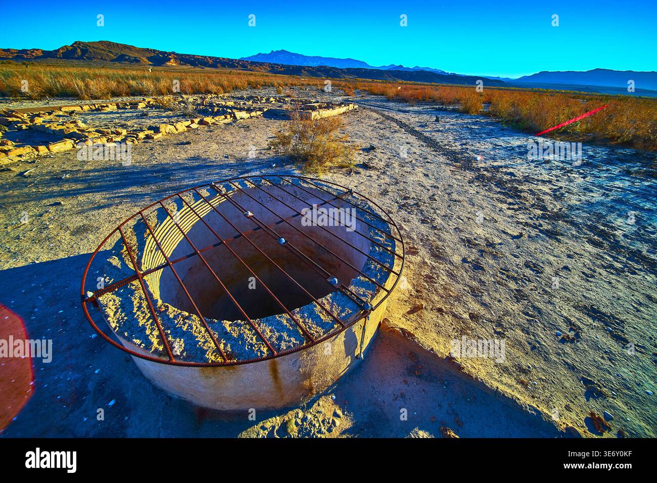 Verlassene Desert Well und Stone Foundations in Nevada Ghost Town Landscape Stockfoto