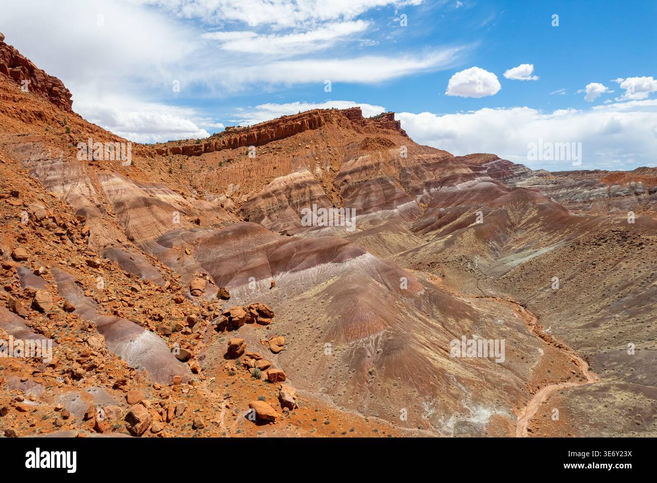 Farbenfrohe, mehrschichtige Badlands und erodierte Hügel in Paria, Utah, mit dramatischen Wolken und Wüstenlandschaften Stockfoto