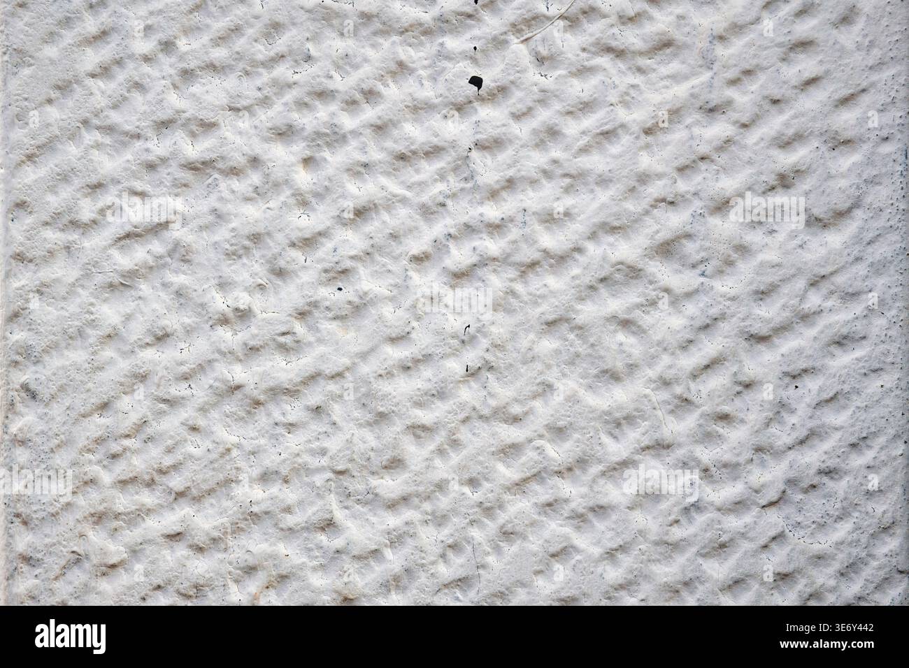 Vollrahmenstruktur einer weißen, holprigen Putzwand mit rauer Oberfläche. Stockfoto