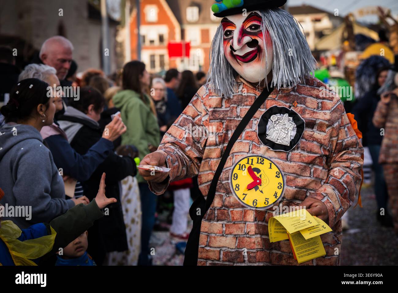 Basel, Schweiz - 10. März 2025: Blick auf einen Darsteller in einem Ziegelkostüm und einer auffälligen Maske während der Fasnacht-Feier, die ein g Stockfoto