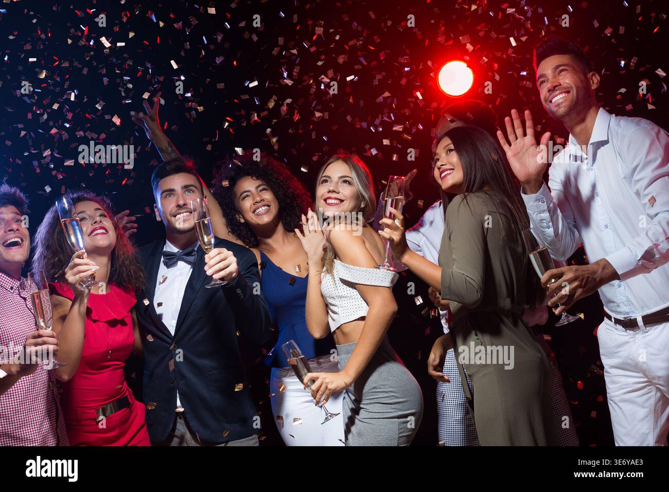 Glückliche Freunde, die gemeinsam Silvester feiern Stockfoto