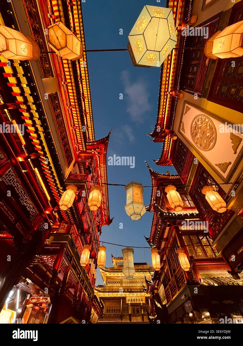 Traditionelle chinesische Windlichter beim Yuyuan Mid-Herbstfestival in Shanghai bei Nacht - Smartphone-aufgenommenes Stockfoto