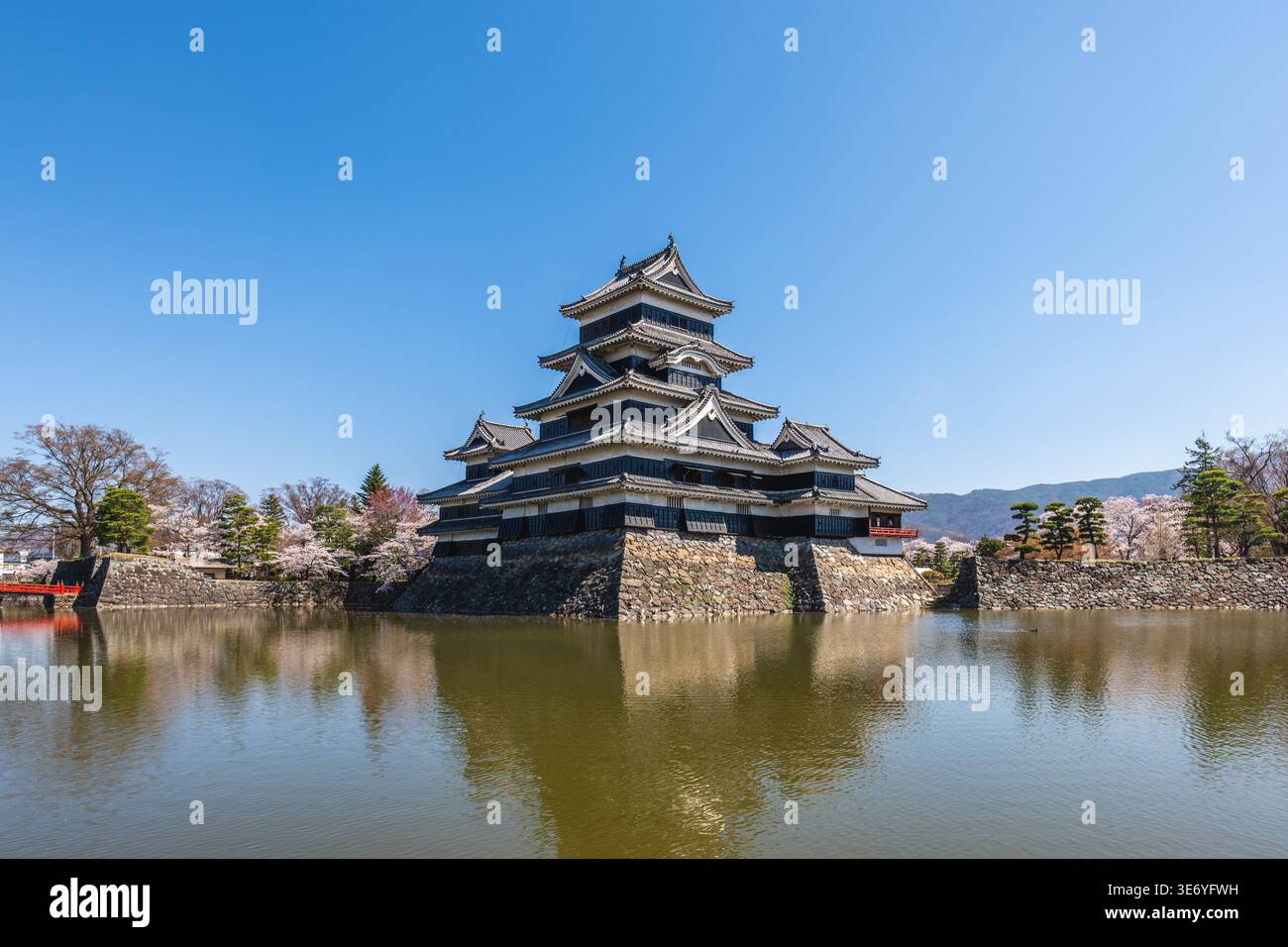 Matsumoto Castle, auch bekannt als Fukashi Castle, eine der wichtigsten historischen Burgen Japans in Matsumoto, Shinano, Japan Stockfoto