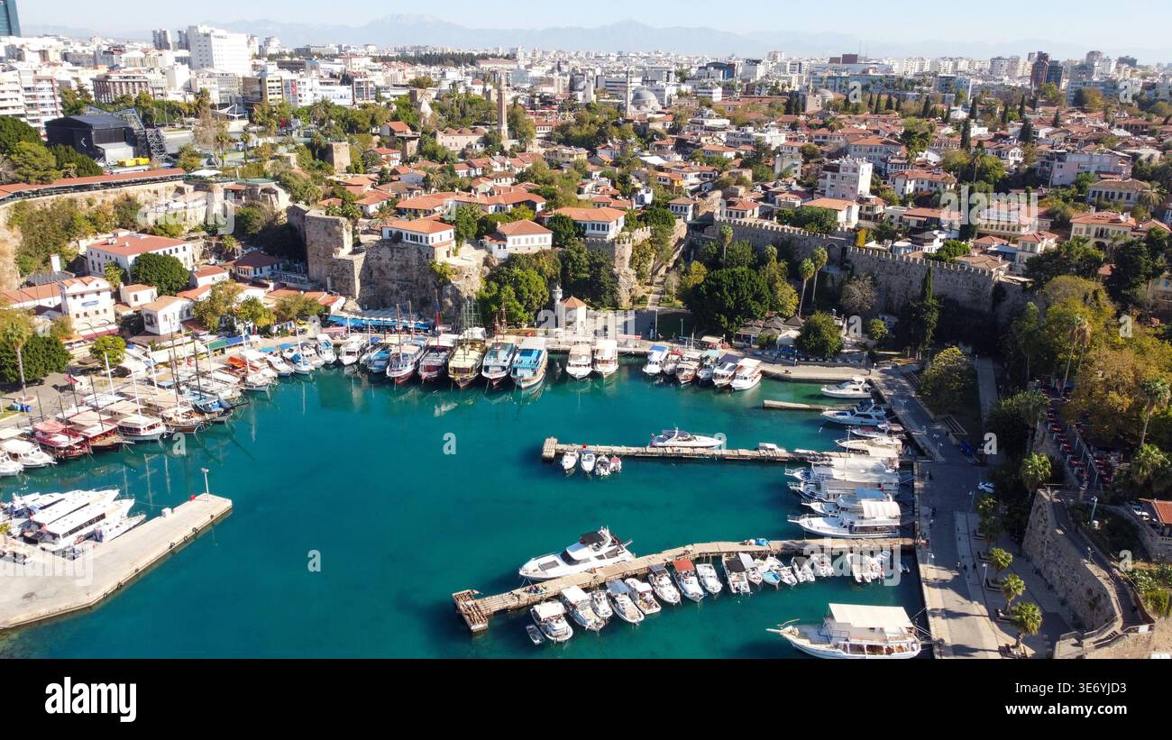 Hochwinkelansicht des historischen Alten Hafens von Kaleici mit Yachten und Leuchtturm in Antalya Türkei Stockfoto