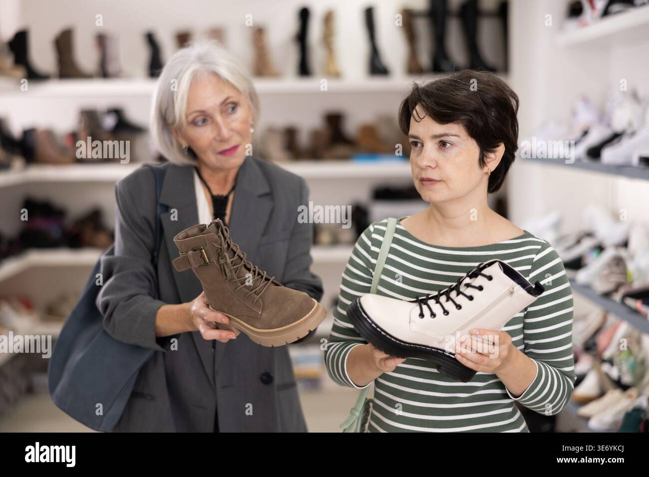 Zwei Frauen kaufen im Schuhgeschäft ein Stockfoto