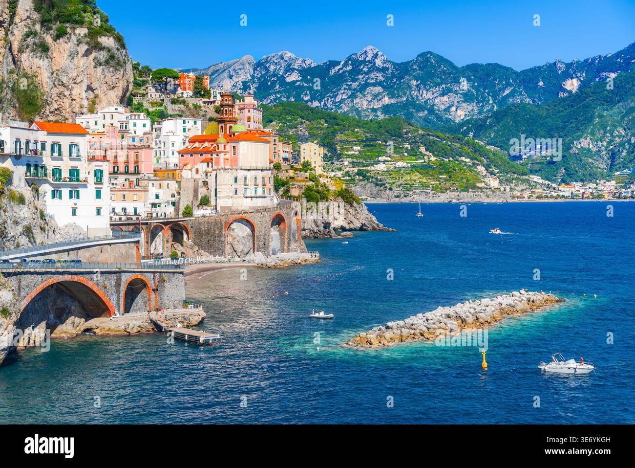 Atrani, Italien. Farbige Häuser mit Klippen, Landschaft an der Amalfiküste Stockfoto