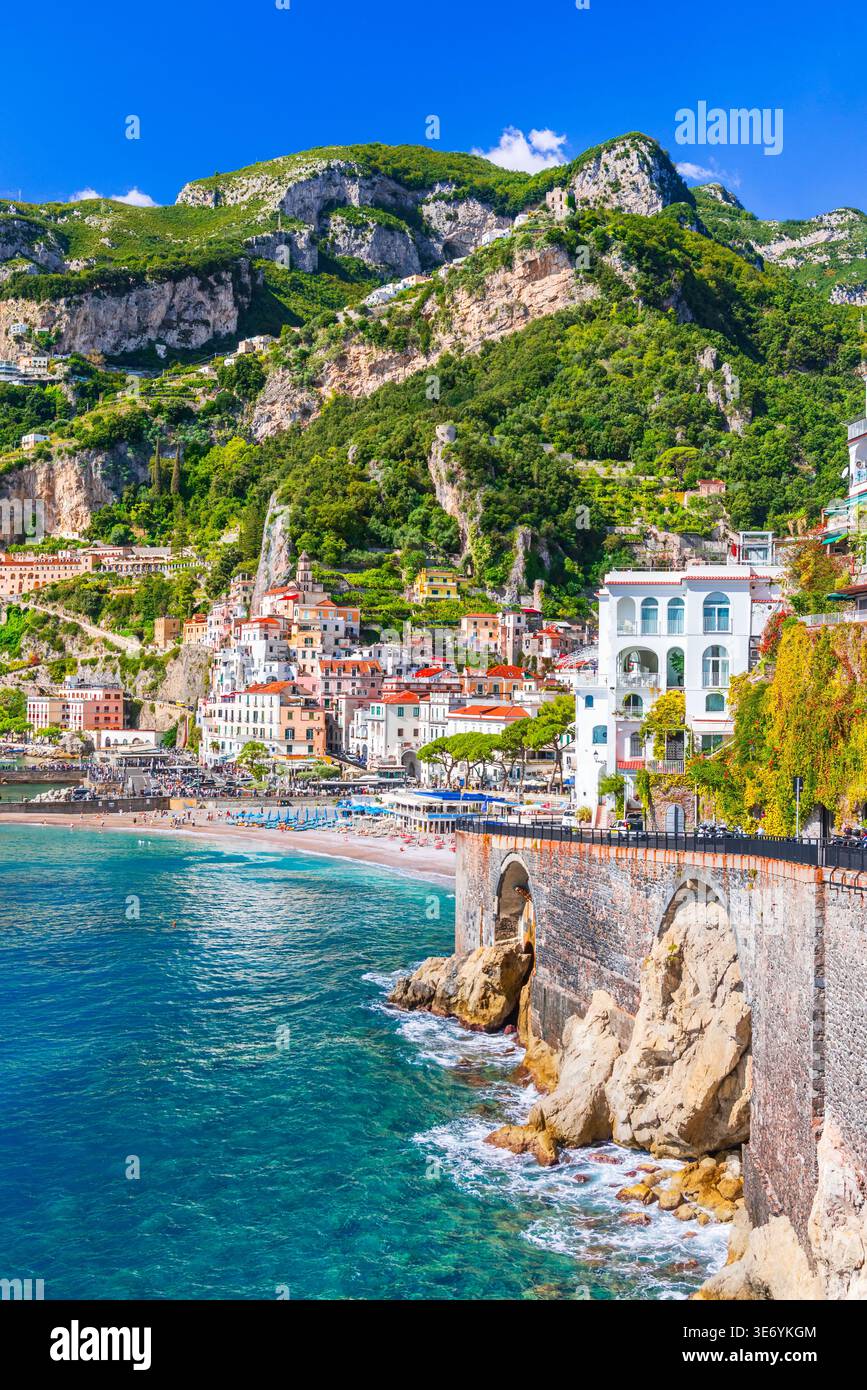 Amalfi, Italien. Türkisfarbenes Mittelmeer-Wasser, farbige kleine Stadt, Kampanien. Stockfoto