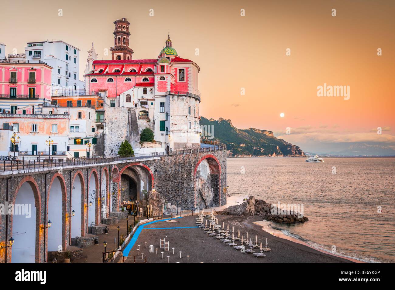 Amalfi, Italien. Das Dorf Atrani, das an den Klippen bei Sonnenuntergang hängt, an der Küste Kampaniens. Stockfoto