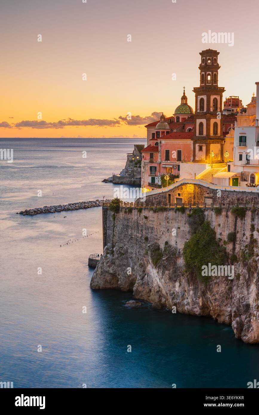 Atrani, Italien. Idyllischer Sonnenuntergang über einem Dorf an der Amalfiküste, Kampanien. Stockfoto
