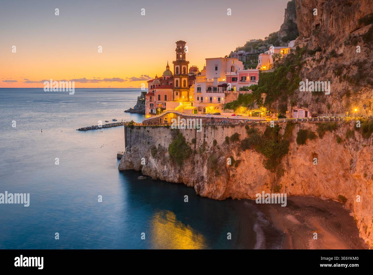 Atrani, Italien. Das Dorf am Sonnenuntergang an der Amalfiküste, Kampanien. Stockfoto