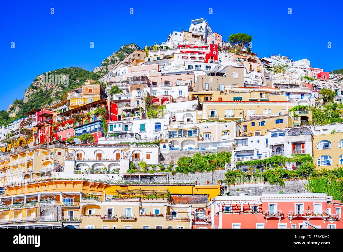 Positano, Italien. Farbenfrohe Häuser auf einer kleinen, von Klippen gehängten Stadt, Amalfiküste. Stockfoto