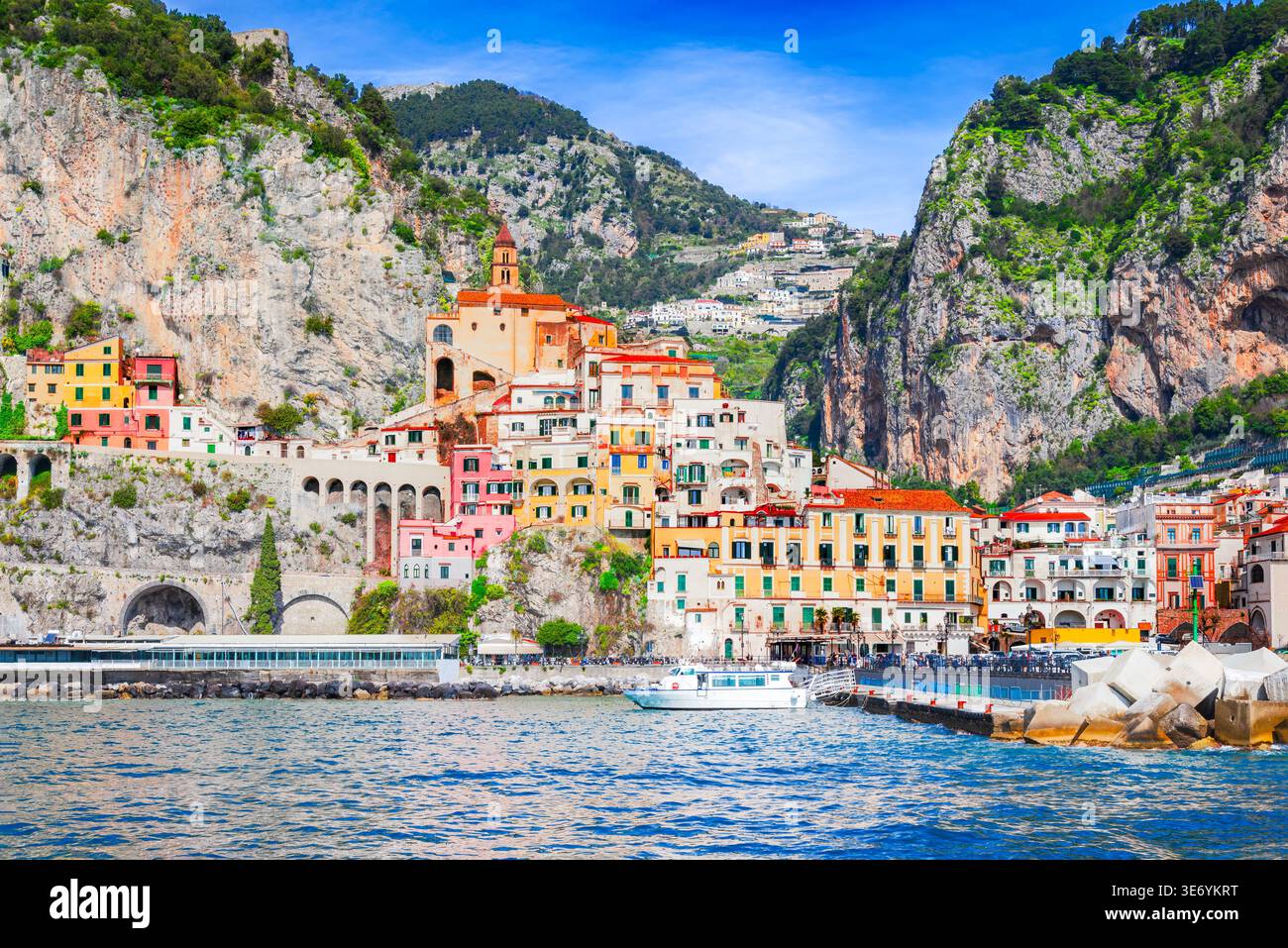 Amalfi, Italien. Kleines Dorf, farbenfrohe Häuser, mediterranes türkisfarbenes Wasser am Meer in Kampanien. Stockfoto