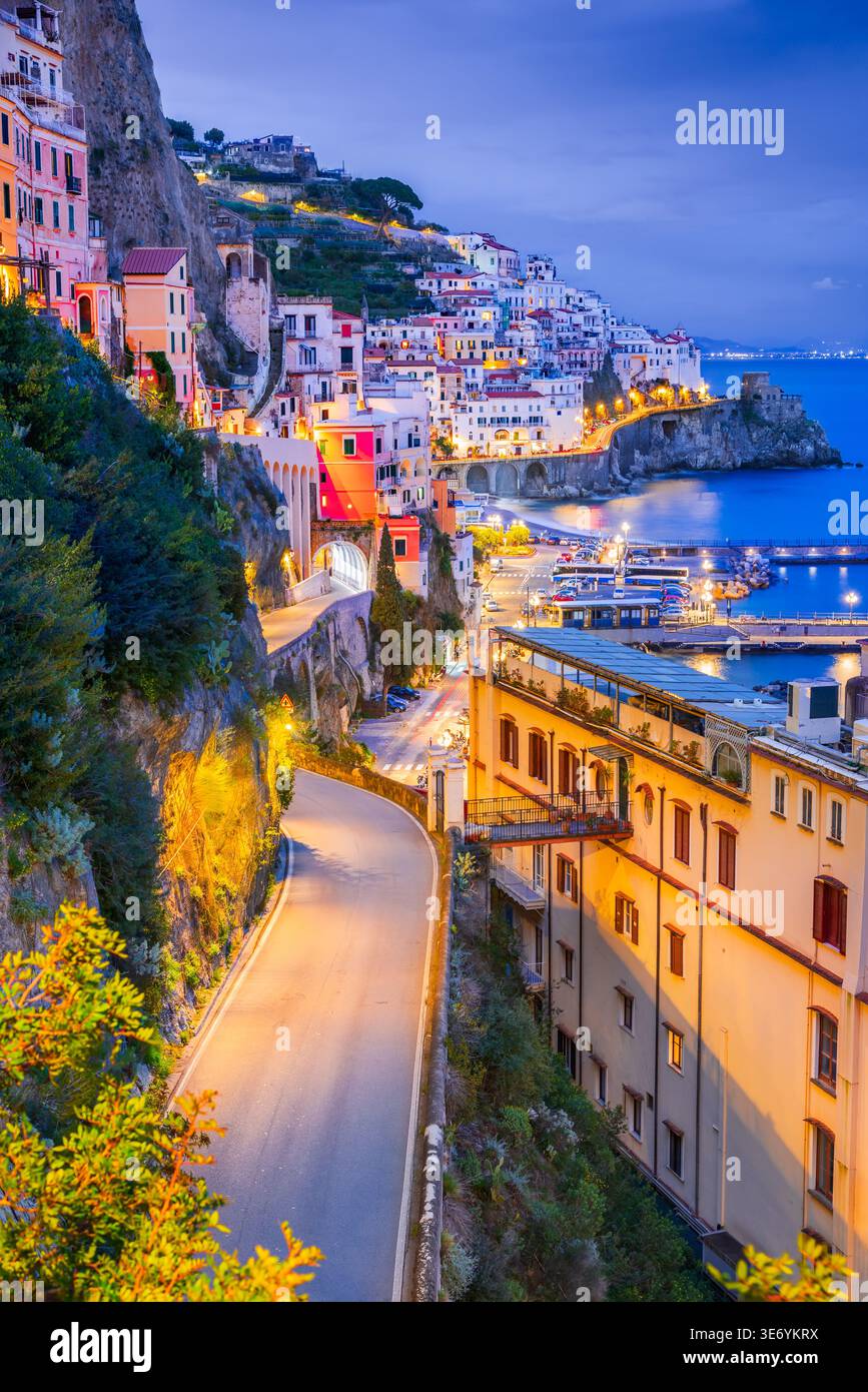 Amalfi, Italien. Costa Amalfitana Nachtlandschaft, Ziel Kampaniens. Stockfoto