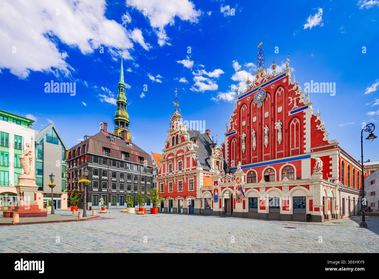 Riga, Lettland. Rathausplatz mit Haus der Mitesser, Sommer im Baltikum. Stockfoto