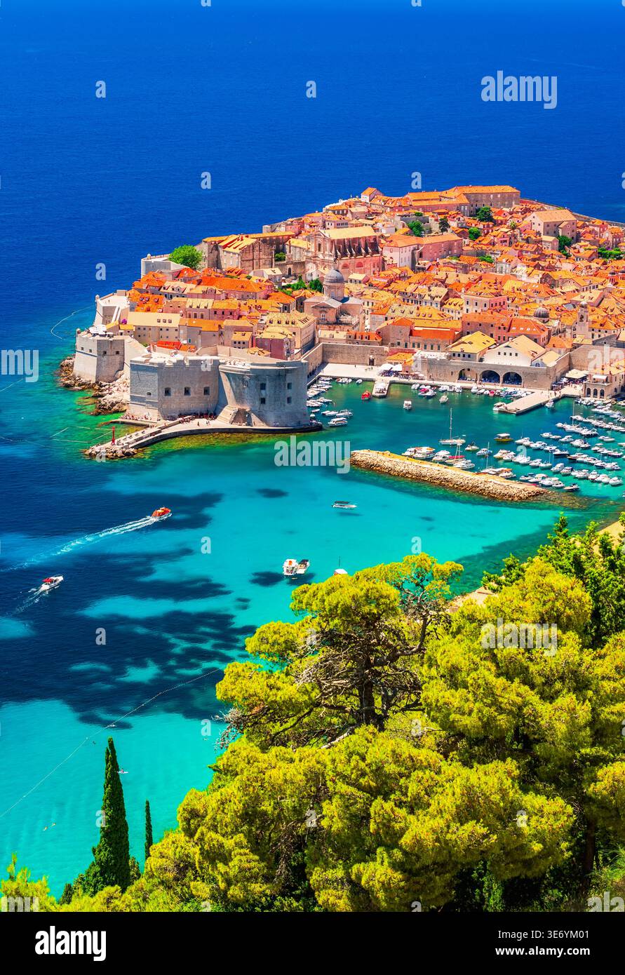 Dubrovnik, Kroatien. Atemberaubender Blick aus der Luft auf türkisfarbenes Wasser, Adria und Dalmatien. Stockfoto