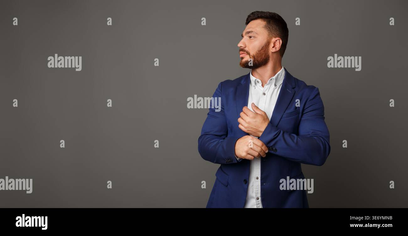 Elegante, selbstbewusste Boss-Manschettenknöpfe am Ärmel mit Blick auf die Seite Stockfoto