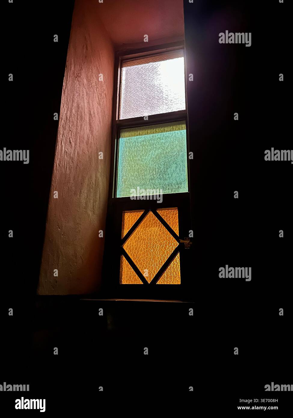 Antike gemalte und geschnitzte Hieroglyphendecke mit Säulen in einem Tempel in Markaz Qena, Ägypten, September 2024 - Smartphone-aufgenommenes Stockfoto