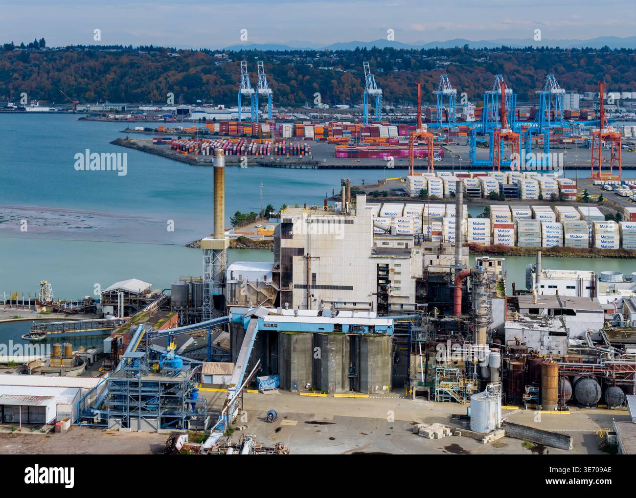 Tacoma, USA - 22. Oktober 2025: Industriefabrik und Schiffsanlegestelle von Matson in Tacoma am Puget Sound Stockfoto