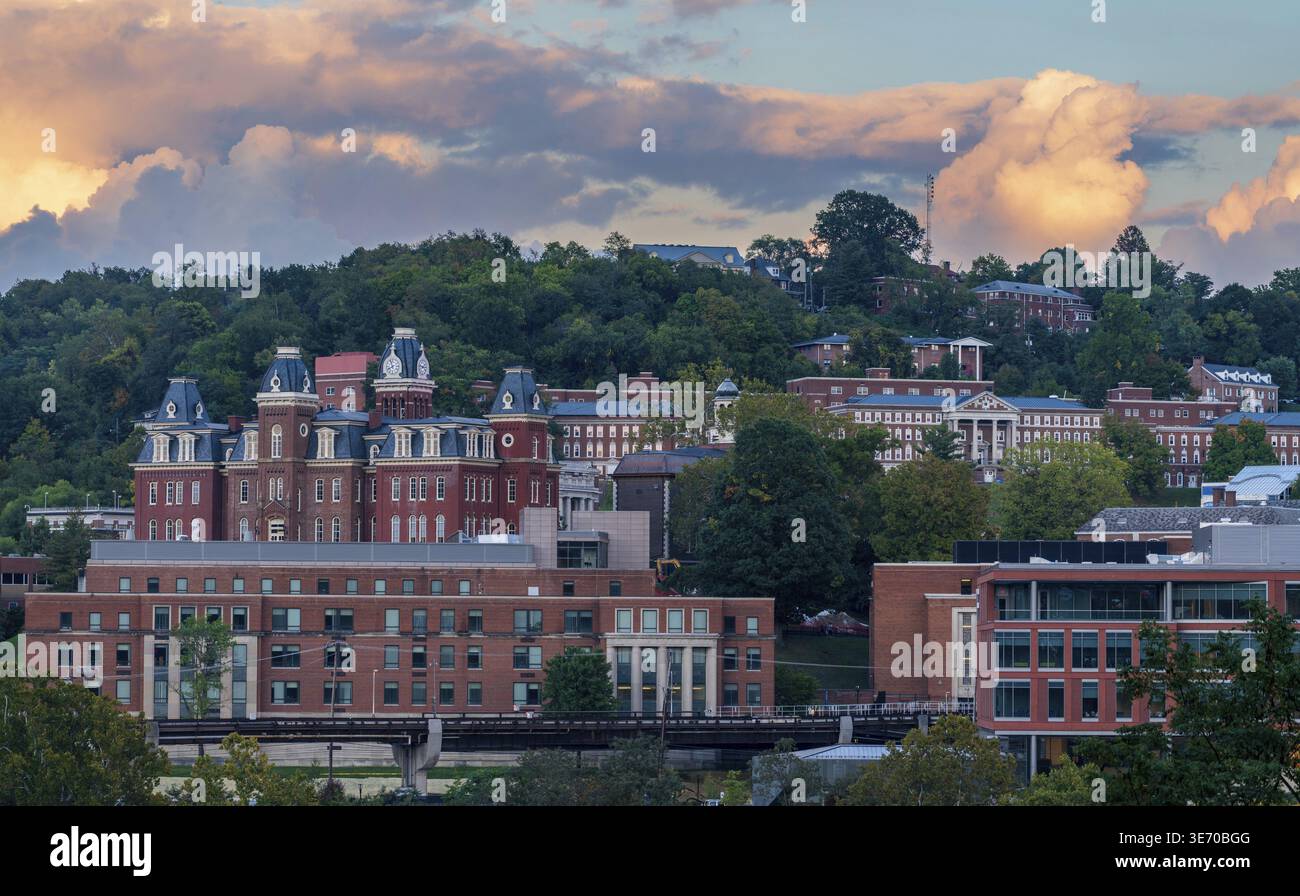 Die alte Woodburn Hall hinter der modernen Brooks Hall mit Reynolds Hall auf der rechten Seite an der West Virginia University in Morgantown Stockfoto