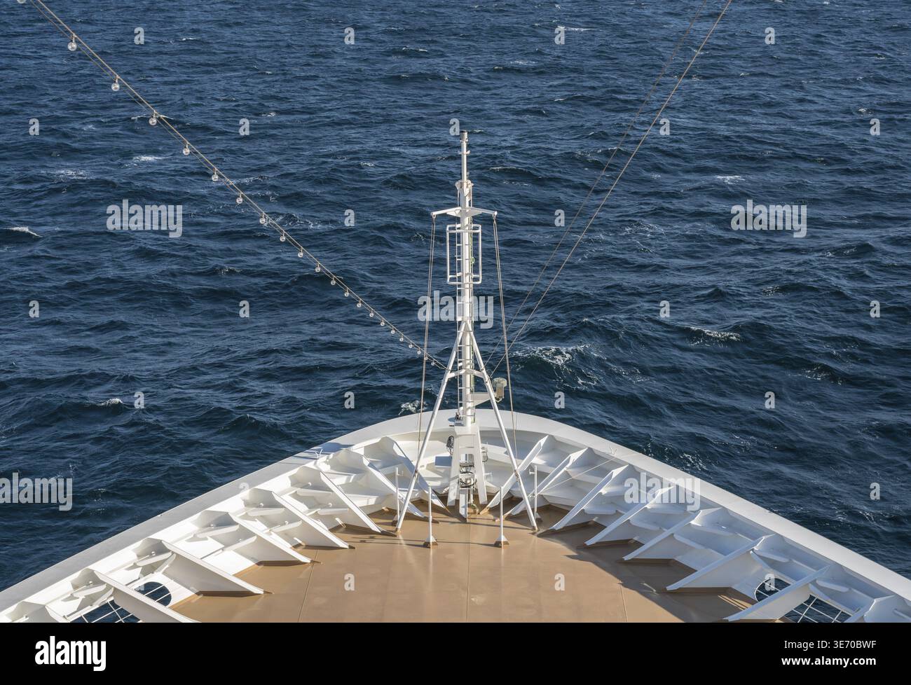 Vorderansicht des Bugs des Kreuzfahrtschiffes, das an windigen Tagen durch die Wellen fährt Stockfoto