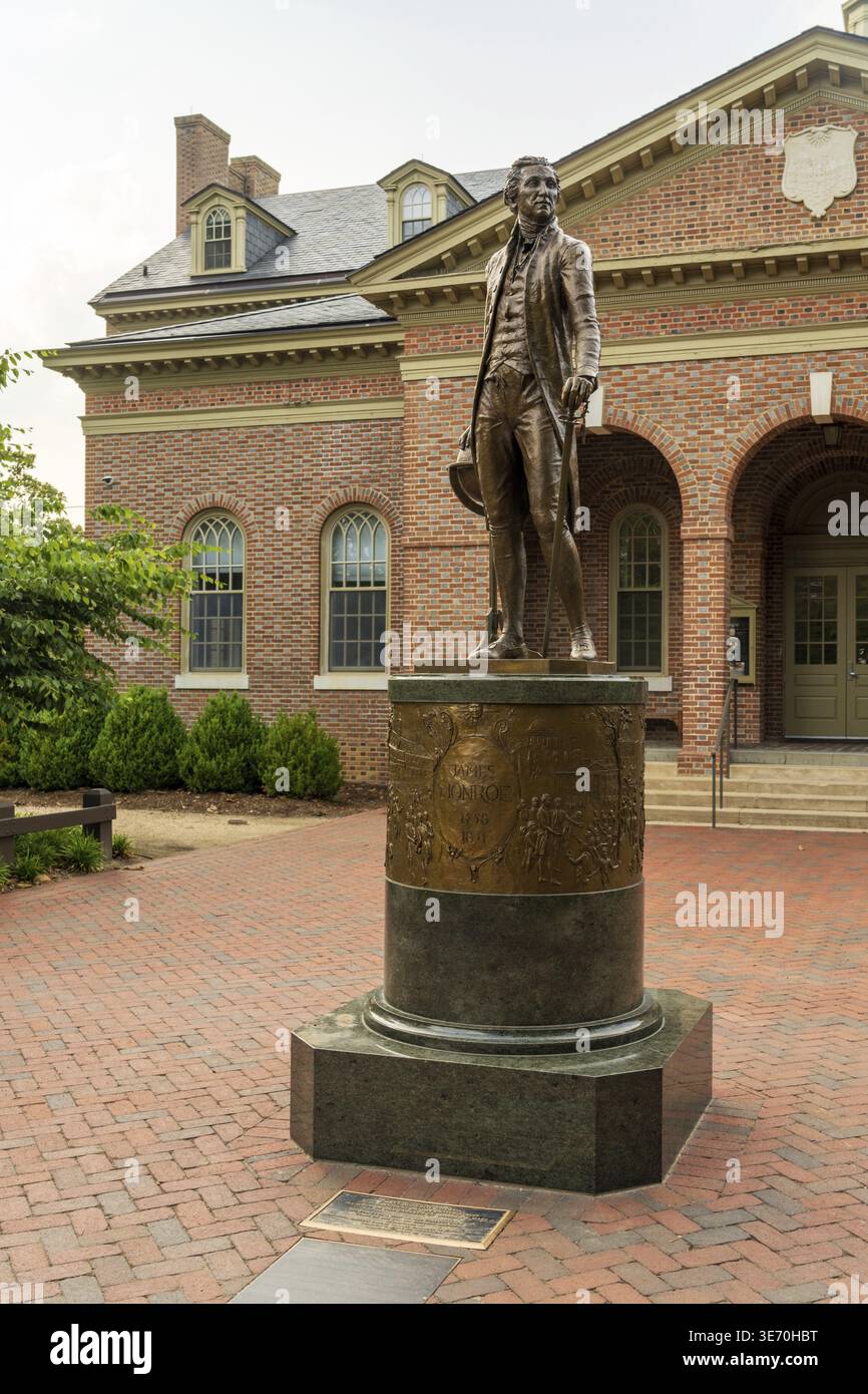 Statue von James Monroe vor Tucker Hall am William and Mary College in Williamsburg, Virginia Stockfoto