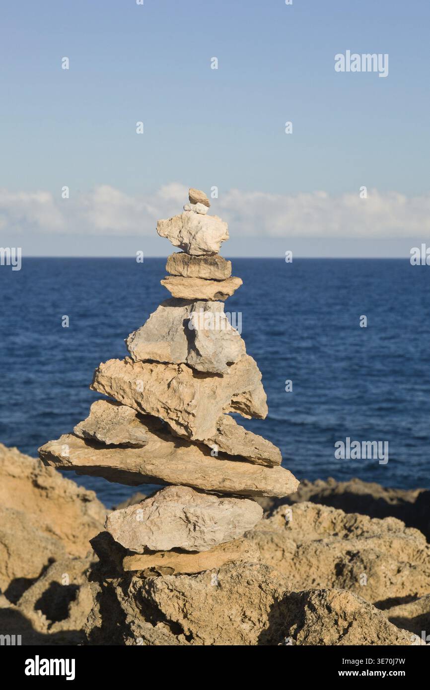 Pyramidenförmige Stapel der Felsen am Rande des Ozeans ausgeglichen Stockfoto
