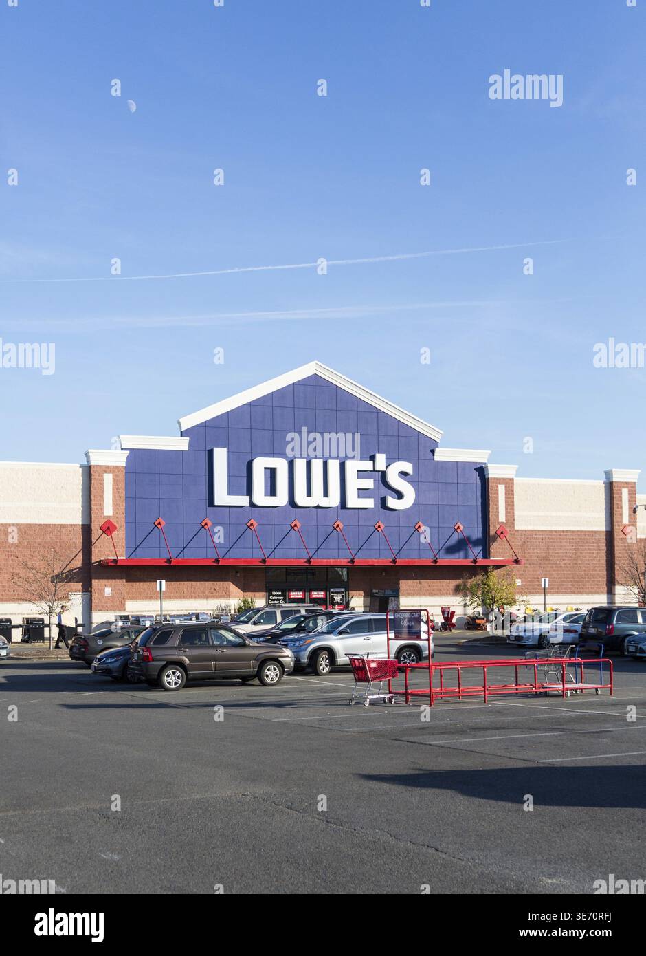Eintritt zum Lowes DIY Building Supplies Store oder Superstore im Virginia Gateway Shopping Center, Gainesville, Virginia, USA Stockfoto