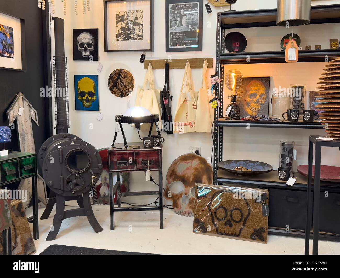 Ein Stand mit verschiedenen Schädelmotiven, Objekten. Blick auf einen der Stände. In Dirty Janes Antiquitätenläden, Vintage-Läden, Kunsthandwerksläden und Ständen in Canberra, Australien. Stockfoto