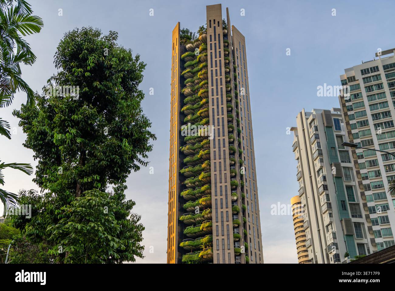 Modernes Hochhaus mit üppigen vertikalen Gärten und biophilem Design im Stadtzentrum von Singapur während des Tages. Aufnahmen mit niedrigem Winkel, die Sustain zeigen Stockfoto