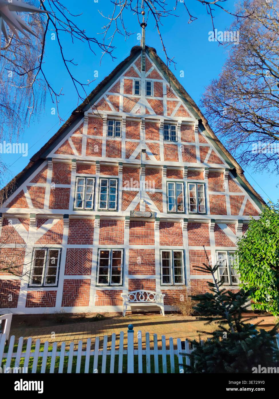 Historisches Fachwerkhaus im Alten Land Stockfoto