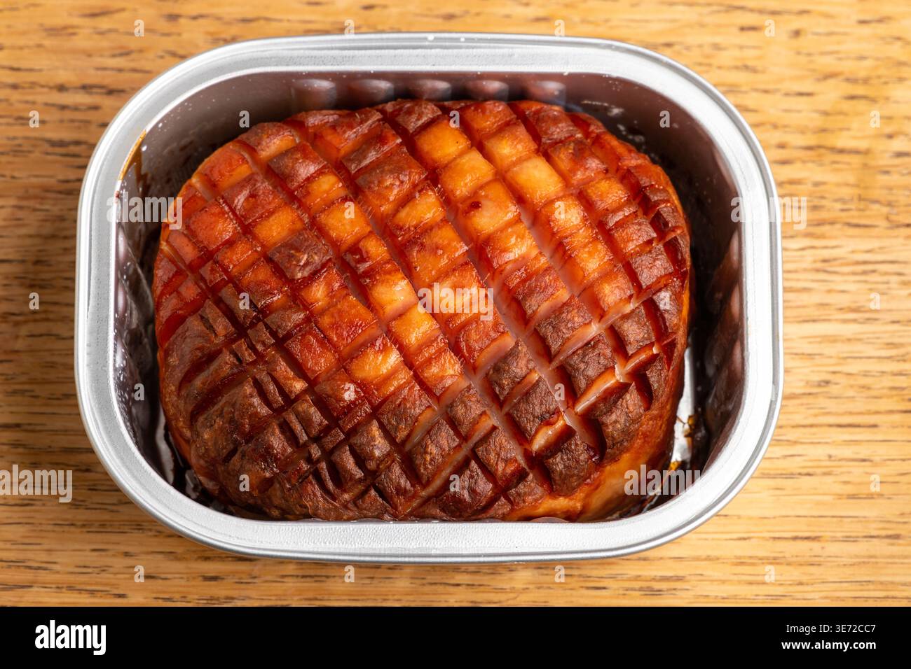 Gebackener bayerischer Leberkäse auf hellem Holz Stockfoto