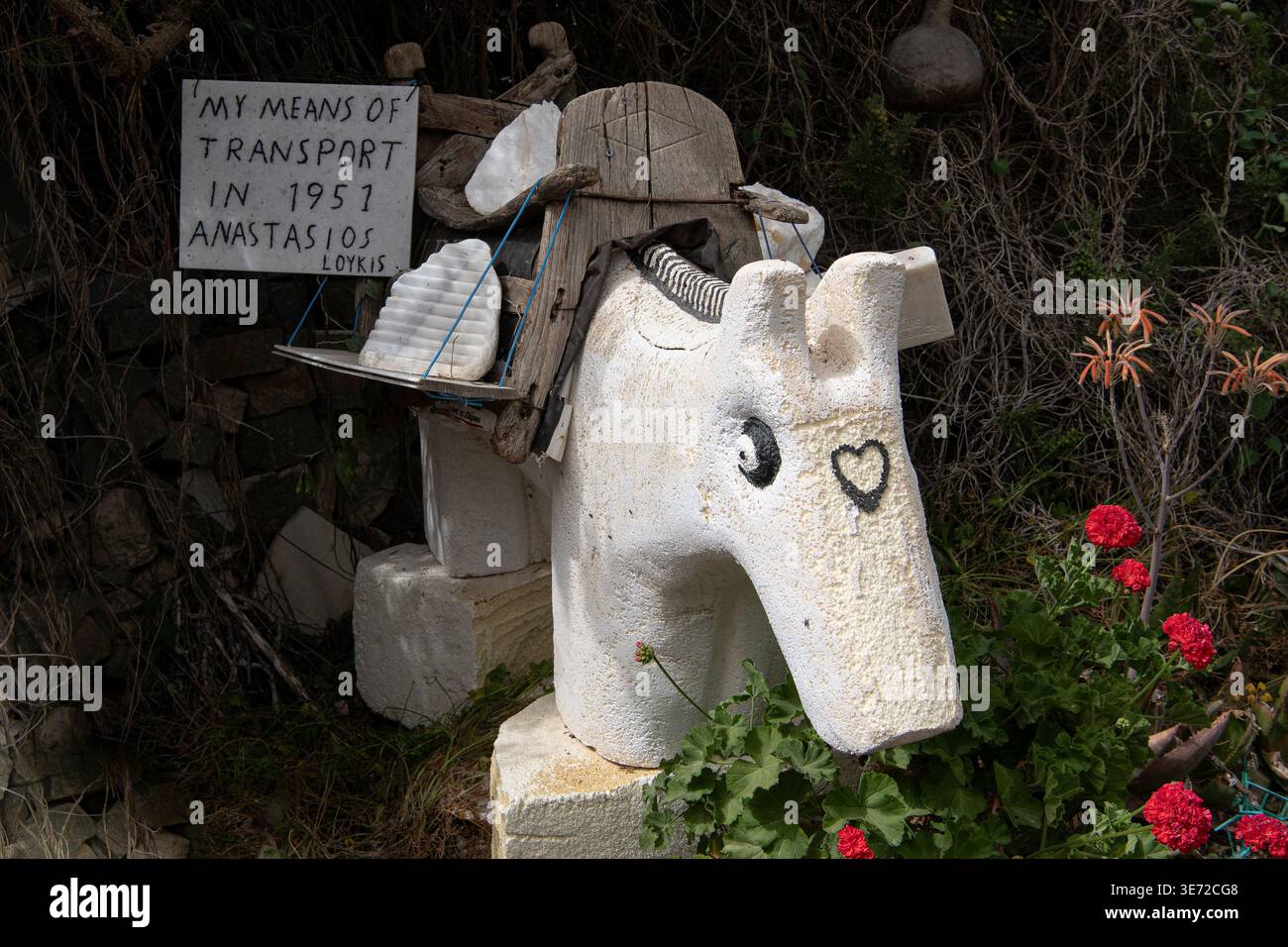 Weißer Marmoresel mit Last - originale, dekorative Skulptur Stockfoto
