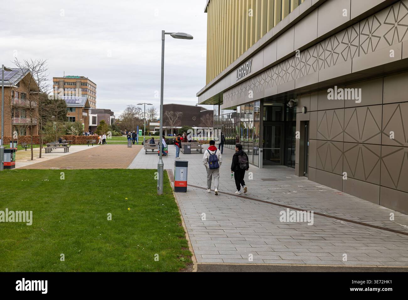 University of Reading Library und umliegender Campus Walkway, Berkshire, Großbritannien Stockfoto