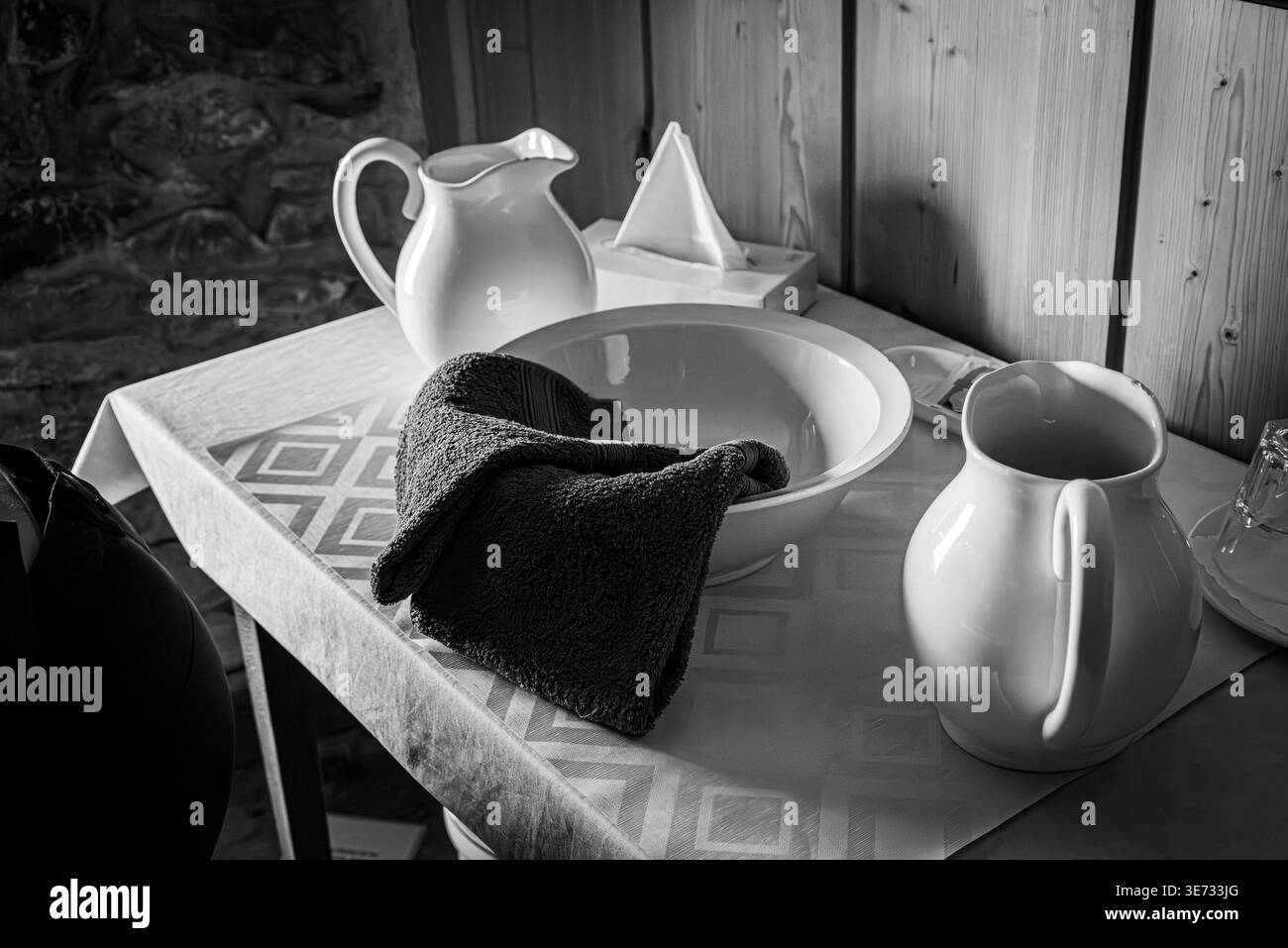 Ein traditionelles Waschbecken und zwei Krüge in einem alten Fachwerkzimmer in einer Almhütte Stockfoto