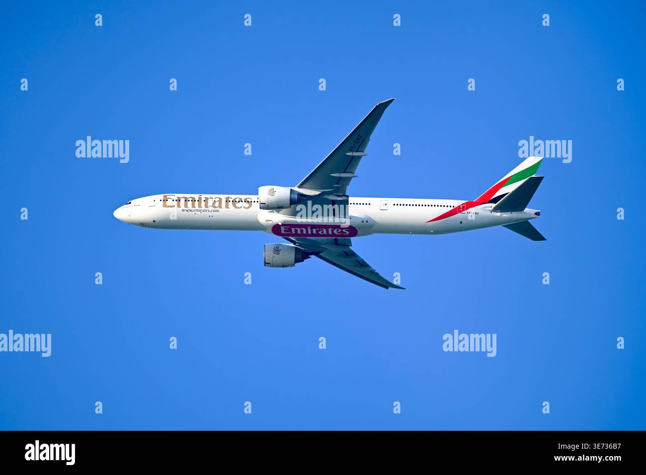 Boeing 777 300ER der Fluggesellschaft Emirates aus den Vereinigten Arabischen Emiraten Stockfoto