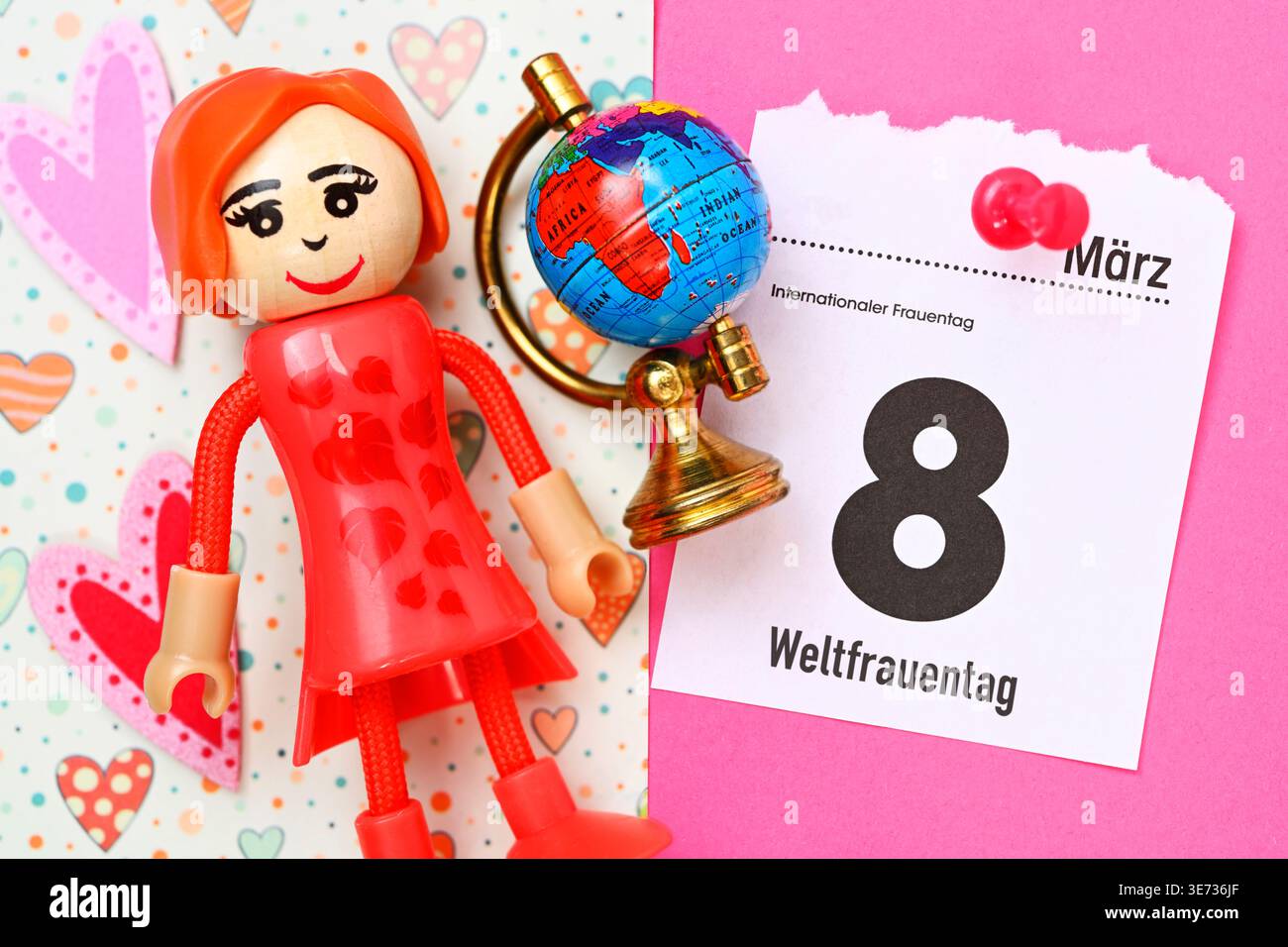 Kalenderseite vom 8. März, Frauenfigur und Globus, symbolisches Foto internationaler Frauentag, Fotomontage Stockfoto