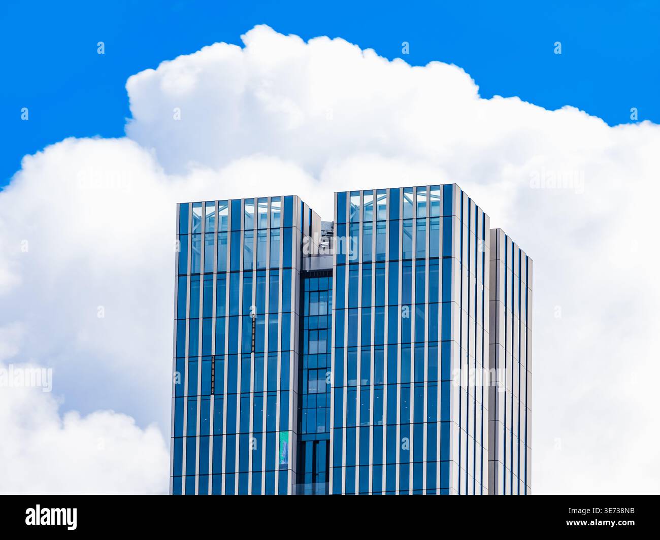 Karlatower steht hoch in Göteborg, Schweden. Hinter dem Gebäude bildet sich eine große Wolke. Das Wetter ist klar und der blaue Himmel trägt zum städtischen A bei Stockfoto