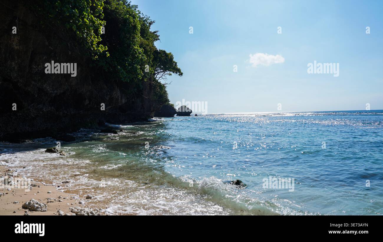 Tropischer Paradies Strand mit ruhigem türkisfarbenem Meer und natürlicher Umgebung, ideal für Sommerreisen, Tourismus und Wellness-Entspannungskonzepte. Stockfoto