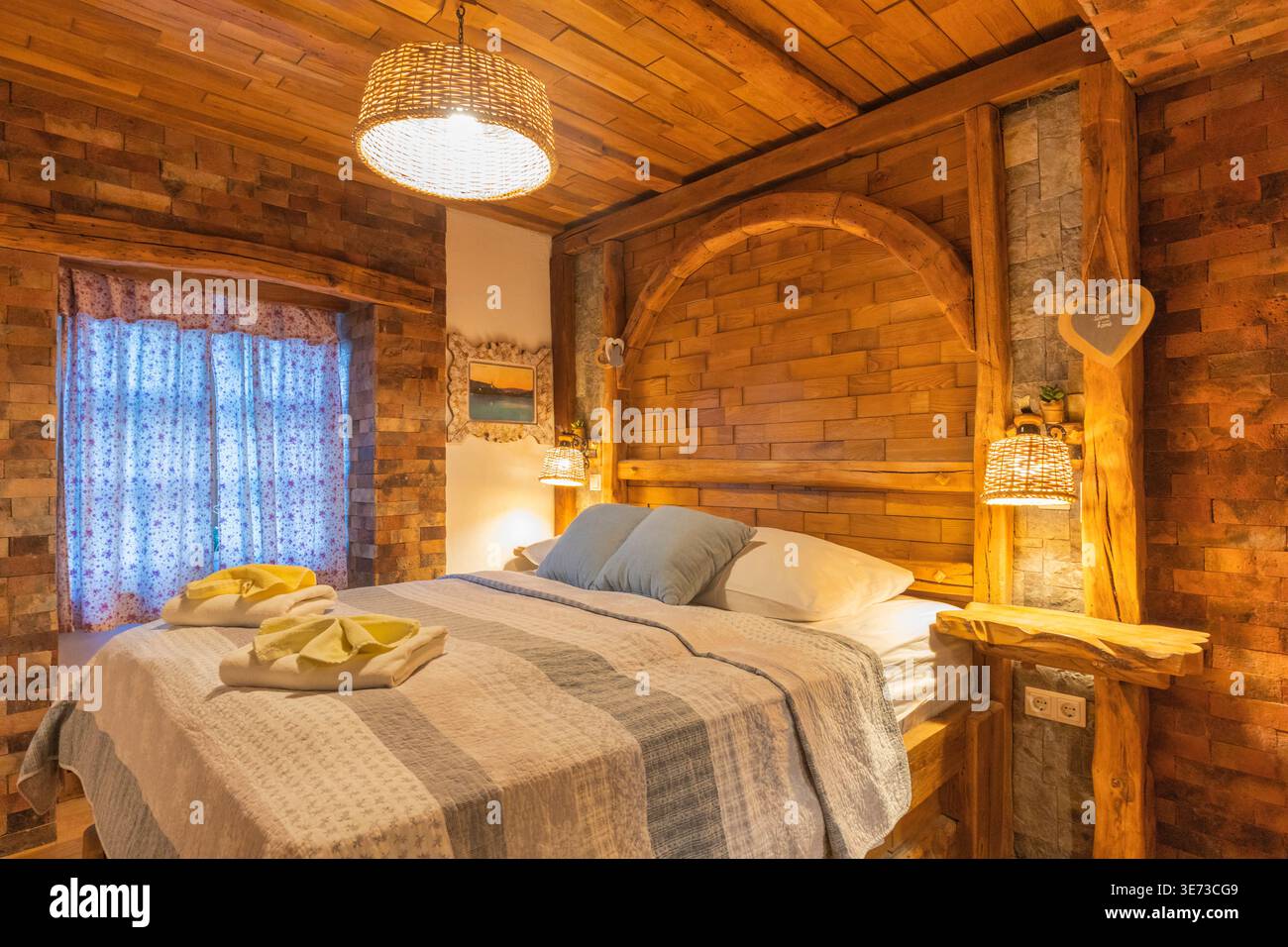 Rustikales Holzzimmer im Boutique-Hotel Old Bled House in Bled, Oberkarniola, Slowenien Stockfoto