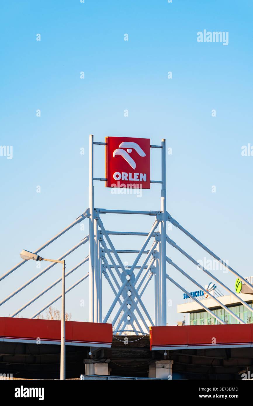 Wroclaw, Polen - 19. März 2025: Orlen Tankstelle Logo und Branding auf Vordach- und Totem-Schildern in Wroclaw Polen Rot-weiß Corporate Identity Stockfoto