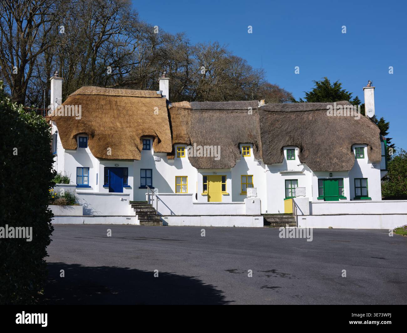 Strohgedeckte Ferienhäuser im Dorf Dunmore East im County Waterford, Irland. Stockfoto