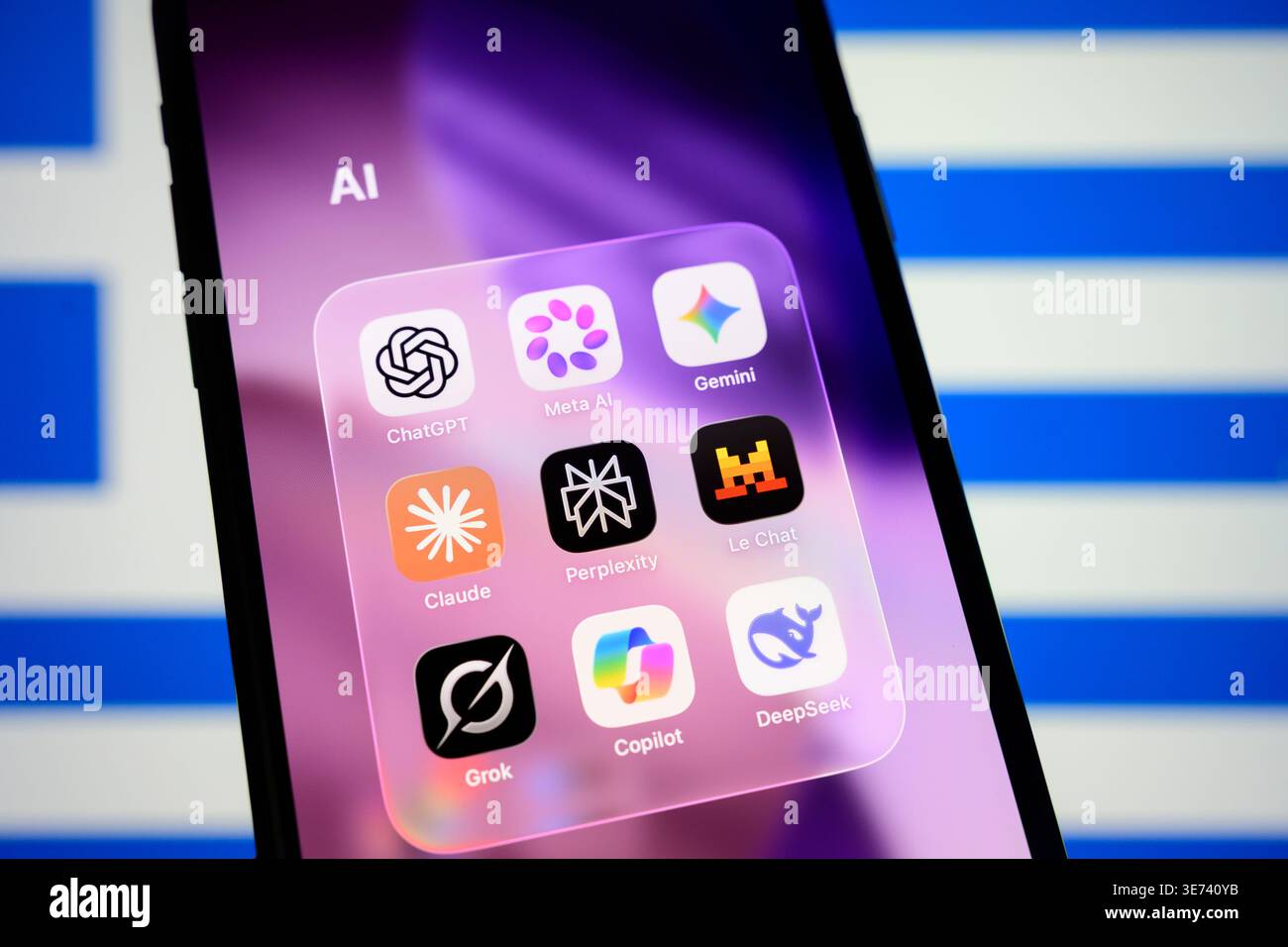 Paris, Frankreich - 9. April 2026: Ein Smartphone zeigt einen AI-App-Ordner mit dem neuen Meta AI-Logo über einem Hintergrund mit griechischer Flagge in Paris. Stockfoto