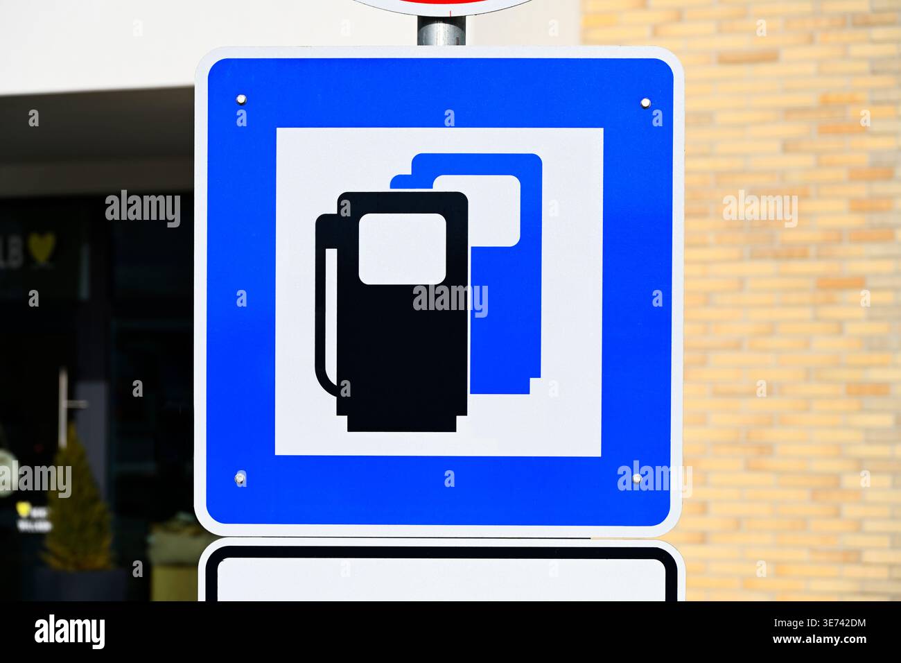 Schild mit Gaspumpen, Symbol Foto Kraftstoffpreise, Treibstoffpreispaket, Fotomontage Stockfoto