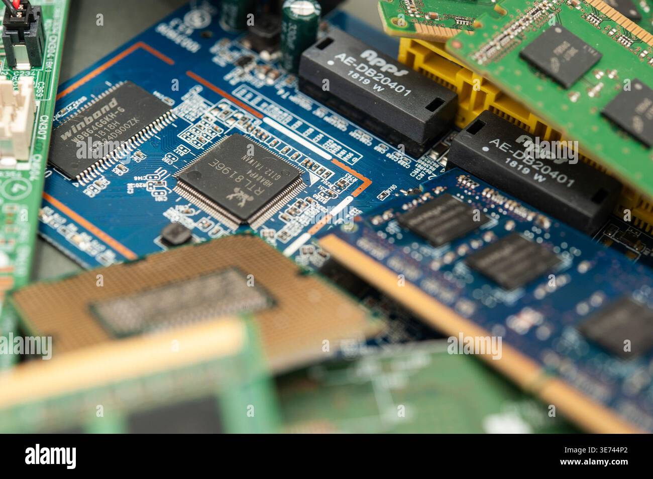 Haufen von Hardware-Komponenten für Computer, einschließlich RAM und Leiterplatten, die das Konzept des Elektroschrott- und Technologiekonzepts hervorheben Stockfoto