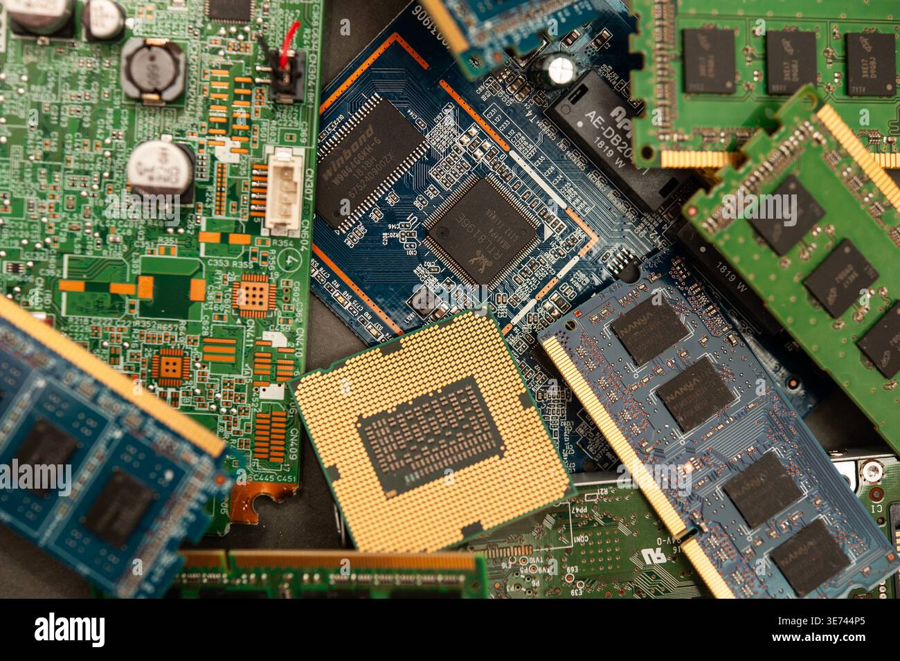 Haufen von Hardware-Komponenten für Computer, einschließlich RAM und Leiterplatten, die das Konzept des Elektroschrott- und Technologiekonzepts hervorheben Stockfoto